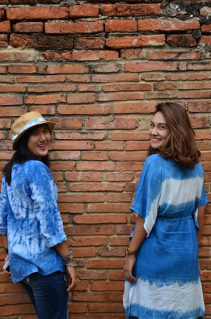 Retrato de mujeres tailandesas en el antiguo edificio de Wat Mahathat en Ayutthaya Tailandia