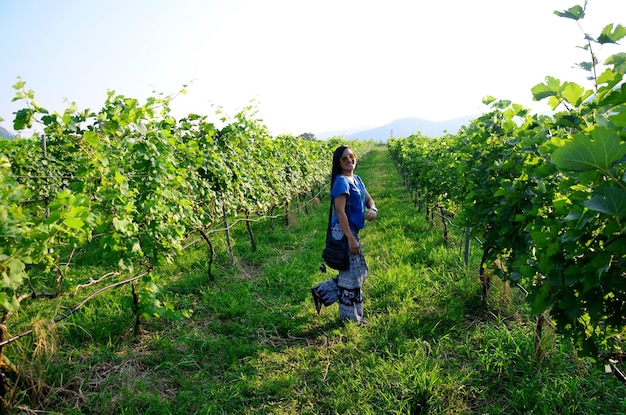 Retrato de mujeres tailandesas en el jardín de uvas en Khao Yai en Nakhon Ratchasima Tailandia