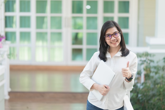 Retrato de mujeres trabajadoras con laptop, concepto de negocio