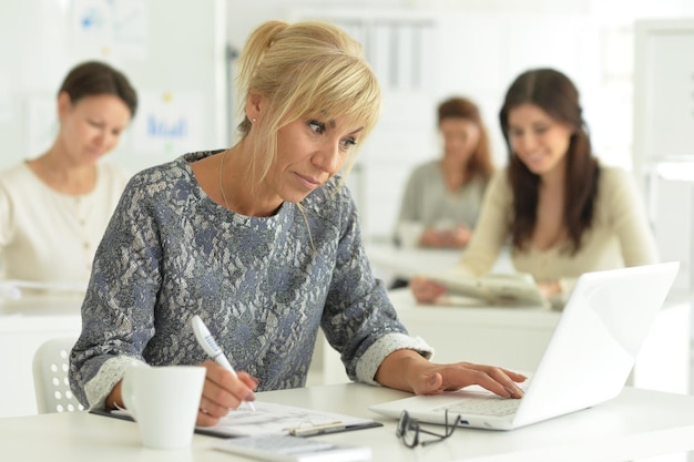 Retrato de mujeres trabajando juntas en la oficina