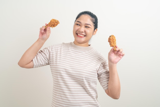 retrato mulher asiática com frango frito na mão