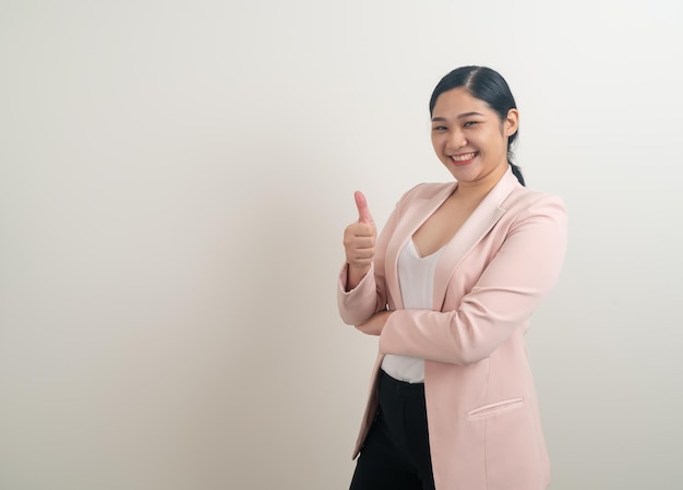 retrato mulher asiática com o polegar para cima fundo branco