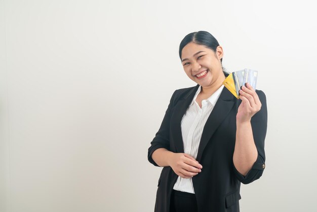 retrato mulher asiática segurando cartão de crédito com fundo branco