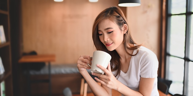 Retrato, mulher, bebendo, café