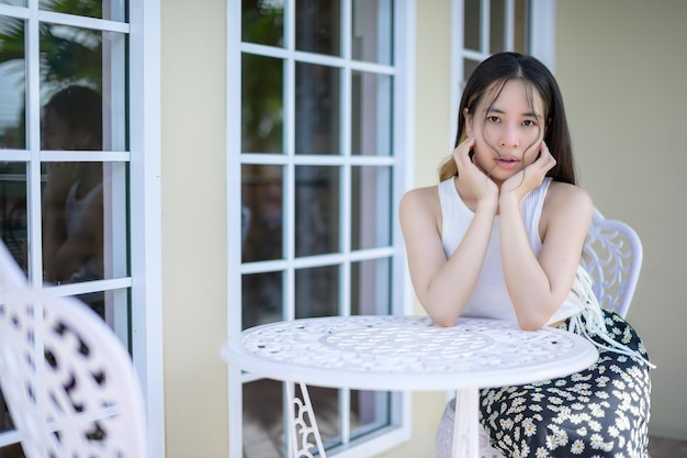 RETRATO Mulher bonita em um café de restaurante com sentimento feliz