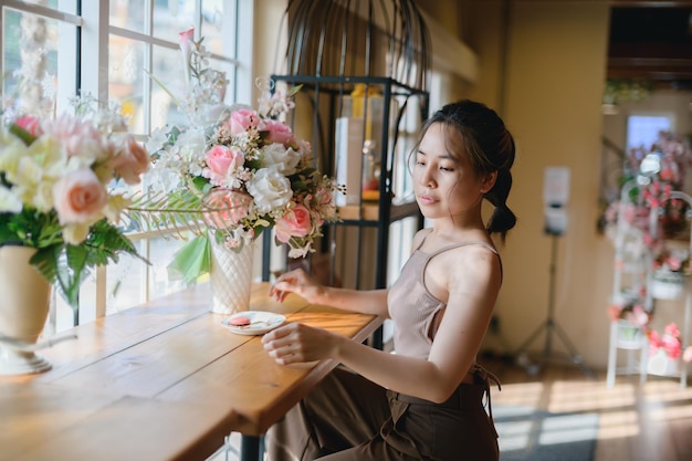 RETRATO Mulher bonita em um café de restaurante com sentimento feliz