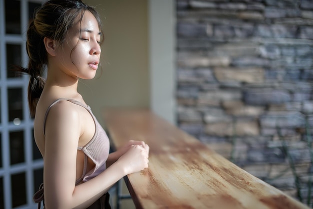 RETRATO Mulher bonita em um café de restaurante com sentimento feliz