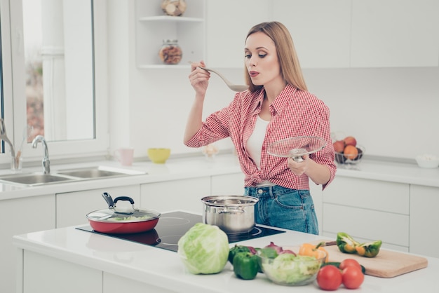 retrato mulher cozinhando