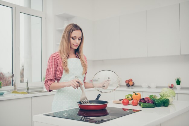 retrato mulher cozinhando