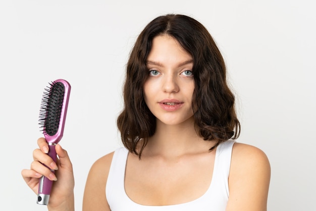 Retrato mulher escovando o cabelo