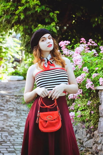 retrato. mulher ruiva jovem, feliz e elegante, menina. chapéu e roupas casuais. Estilo francês. Andando