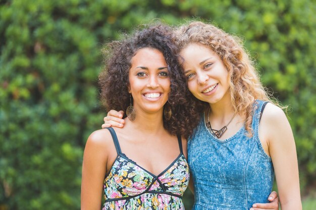 Retrato multirracial feliz de las mujeres jóvenes en el parque