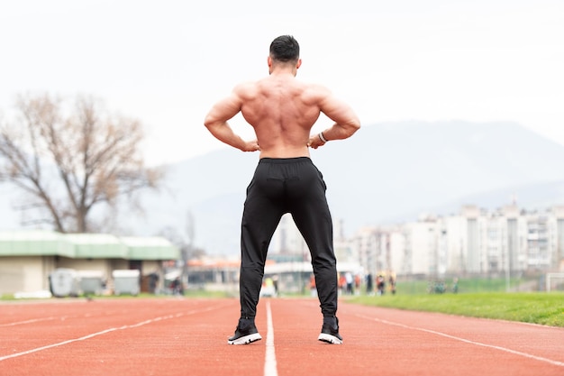 retrato, de, muscular, hombre, posición, fuerte, aire libre