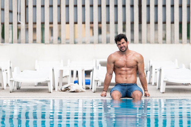 retrato, de, un, musculoso, hombre, en, piscina