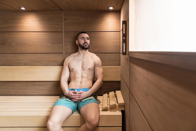 retrato, de, un, musculoso, hombre, relajante, en, sauna