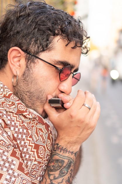 Foto retrato de músico latino tocando la armónica