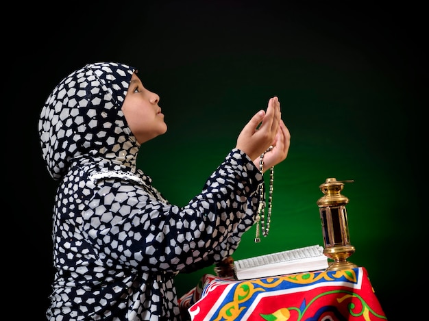 retrato, musulmán, niña, rezando
