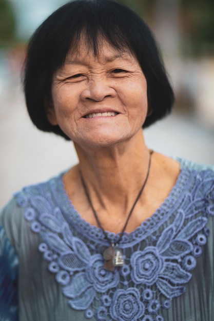 Foto retrato na cabeça do velho rosto sorridente toothy de mulher asiática