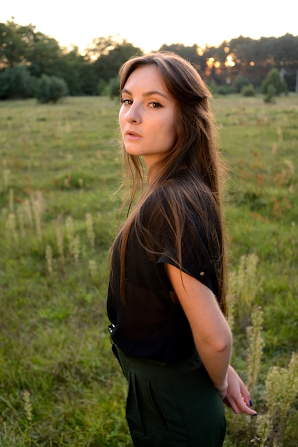 Retrato na natureza verde. Moda feminina. Prado primavera. Moda mulher. Natureza rural. Temporada de verão.