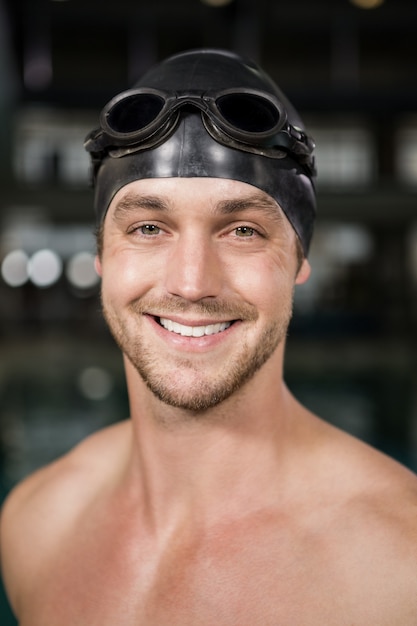 Retrato de nadador con gafas de natación y gorra