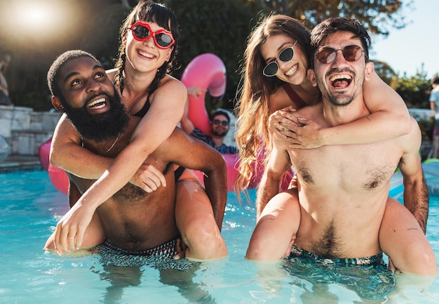 Foto retrato nas costas e casal de amigos na piscina para o lazer das férias de verão juntos ao sol a juventude e os jovens da geração z riem e sorriem em trajes de banho nas férias no resort