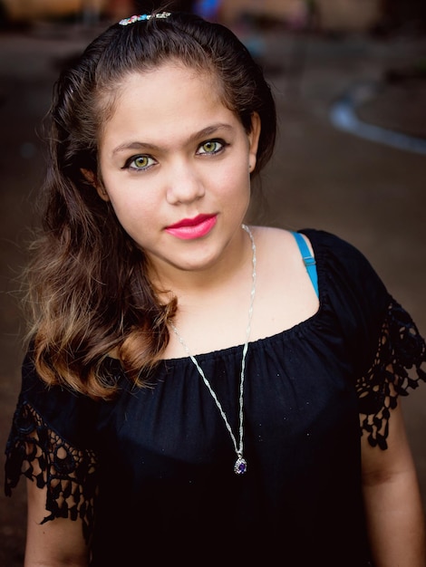 Retrato natural de una chica latina de ojos azules, retrato de una joven latina caucásica de ojos azules