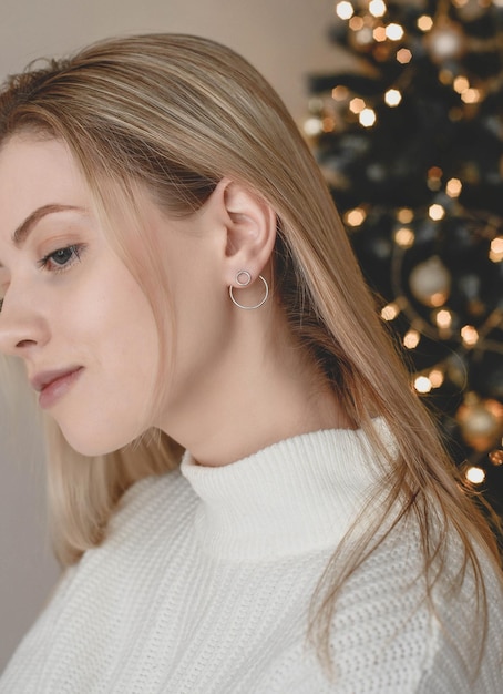 Retrato de Navidad de una niña bonita