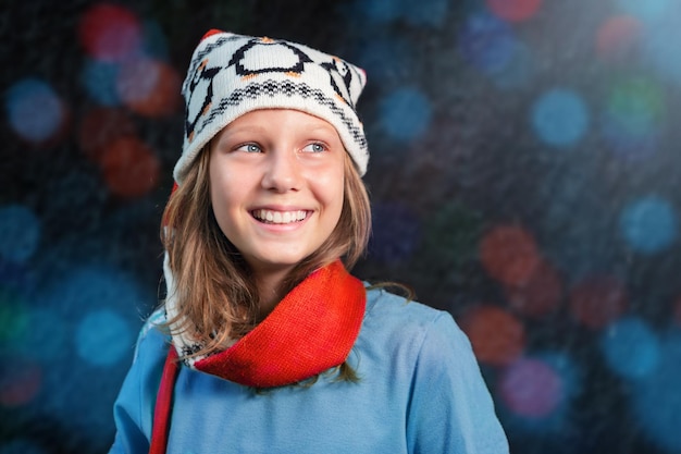 Retrato navideño de una adolescente