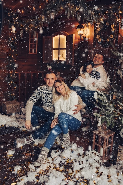 Retrato navideño de dos parejas