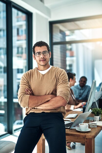 Retrato de negocios y hombre con los brazos cruzados diseñador para agencia creativa y colaboración para proyecto Cara de personas y empleado en la oficina confianza y orgullo para startup y propuesta de empresa