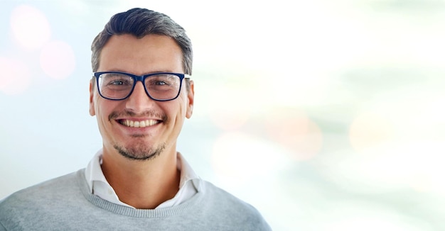 Retrato de negocios y hombre maduro feliz en el cargo con ambición de confianza y buen humor con sonrisa de maqueta y jefe masculino alegre entusiasmado por la carrera o los objetivos de la agencia o empresa de nueva creación