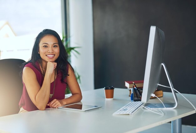 Retrato de negocios y mujer en la computadora de escritorio e investigación con ambición de carrera orgullo e información de sitio web cara persona y profesional con periodista redacción y agencia creativa con internet