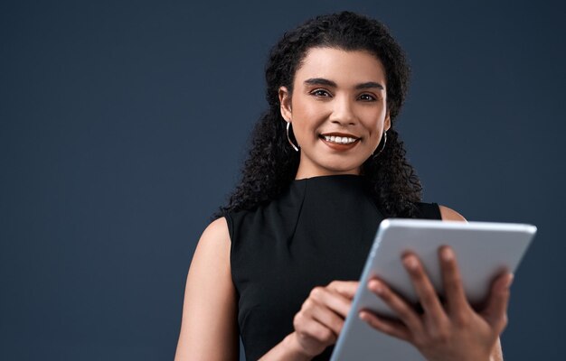 Retrato de negocios y mujer en el estudio con sonrisa de tableta y maqueta para la conectividad en línea para la planificación de la agenda programada y mujer de negocios feliz con aplicación digital para la creación de redes en fondo oscuro