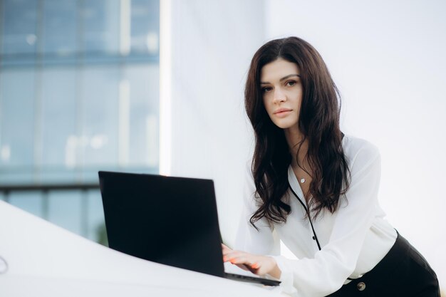 Retrato de negocios de una mujer de negocios Una mujer con una computadora portátil afuera Buen estado de ánimo durante el día de trabajo