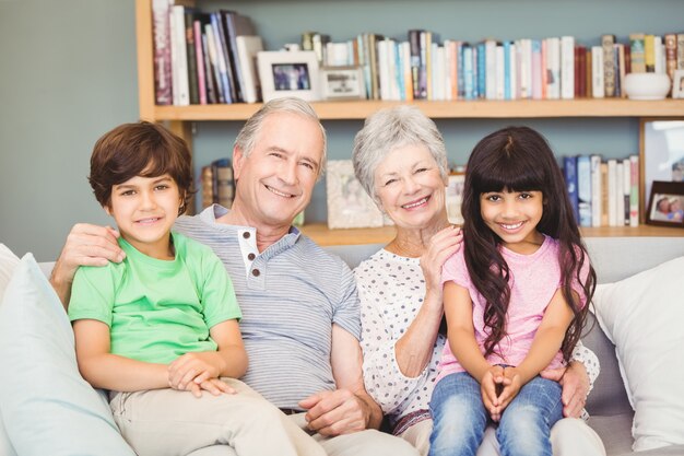 Retrato de nietos con abuelos en casa