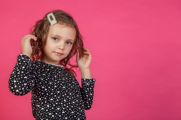 Retrato niña de 5-6 años en vestido rosa aislado