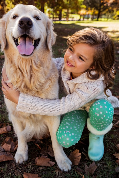 Retrato de niña abrazando a su perro