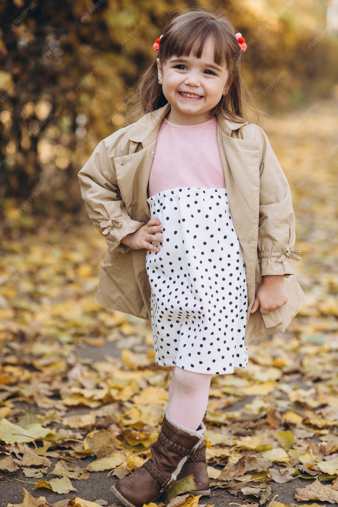 Retrato de niña con un abrigo beige camina en el de Foto Premium