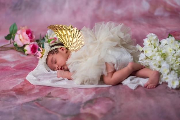 Retrato de una niña acostada en medio de las flores