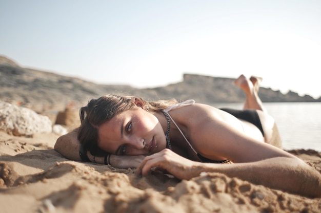 retrato, de, niña, acostado, en, un, playa