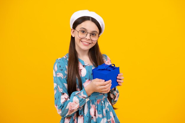 Retrato de niña adolescente 12 13 14 años sosteniendo caja de regalo de Navidad Teen dando regalo de cumpleaños