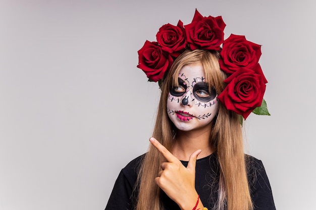 Retrato de niña adolescente en un disfraz de bruja sobre fondo de estudio maquillaje de halloween