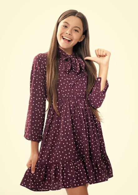 Retrato de una niña adolescente feliz y sonriente