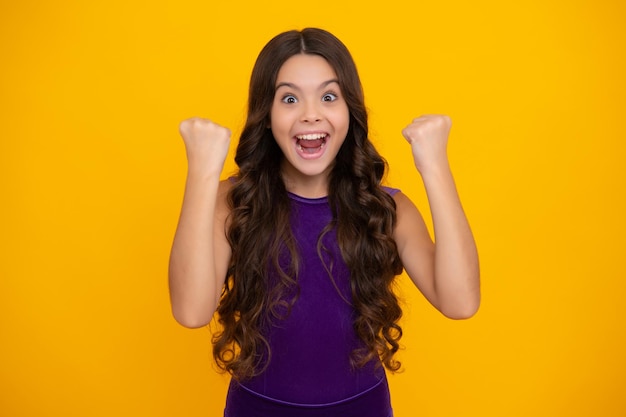 Retrato de niña adolescente haciendo gesto de ganador Niño regocijándose sí victoria campeón gesto bomba de puño Cara emocionada emociones alegres de niña adolescente