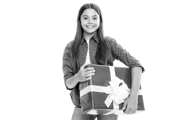 Retrato de niña adolescente sonriente feliz Niño adolescente con caja presente aislada sobre fondo blanco Niña adolescente dando regalo de cumpleaños Saludo actual y concepto de obsequio