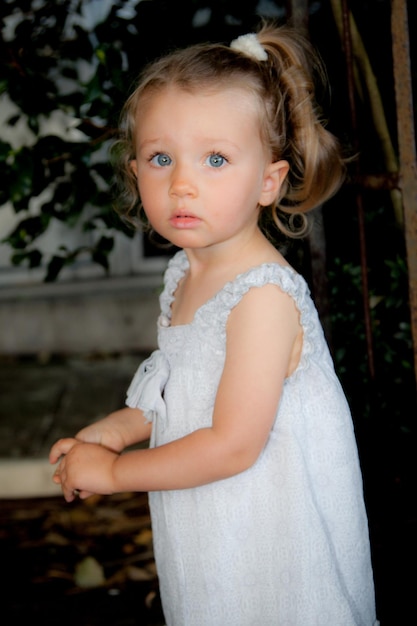 Retrato de niña adorable niño con cabello rubio oscuro