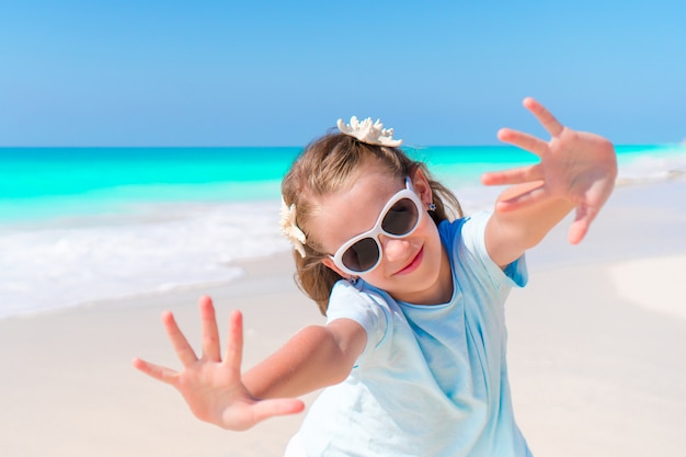 Retrato de niña adorable en la playa durante las vacaciones de verano