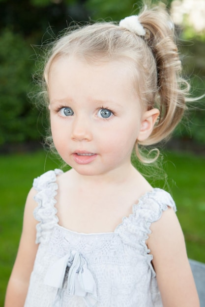 Retrato de niña adorable rubia con ojos azules