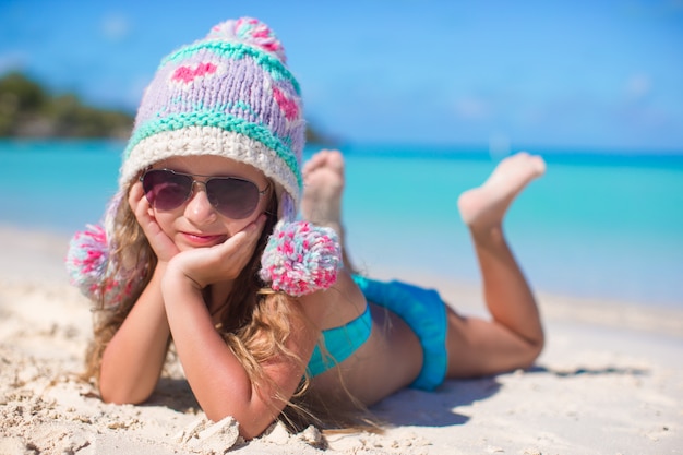 Retrato de niña adorable en vacaciones de verano en Playa Blanca