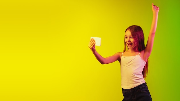 Retrato de niña aislado en la pared de neón